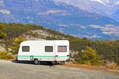 Bir dağın tepesinde bir bisiklet ile karavan Park 