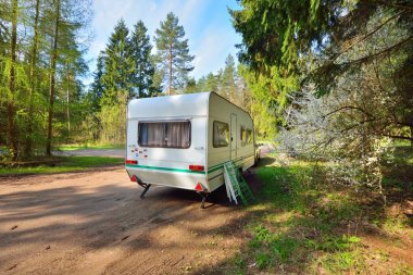 Bir orman yolu karavan römork