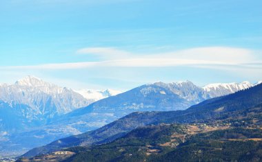 Alpler mountaintops ve lake yakınlarında bir dağ köyü