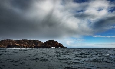 Uçurumdan denize uzak deniz feneri