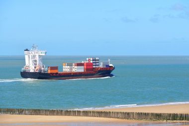 Kargo konteyner gemisi denize yelken