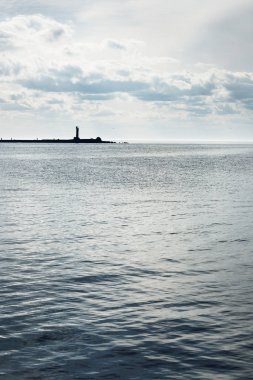 Bir dalgakıran ve deniz feneri huzurlu Deniz Manzaralı