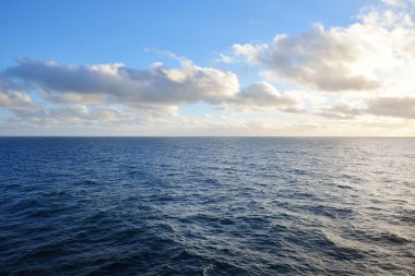 Baltık Denizi güzel günbatımı bulutlar ile