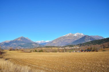 Frenach Alp Dağları önünde bir vadi 