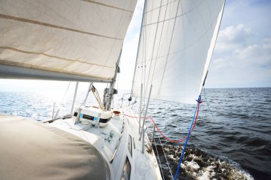 Rüzgardan yana eğilmiş bir yattan ileriye bak