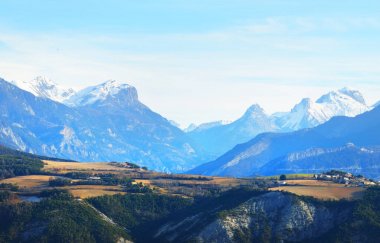 Alpler mountaintops ve lake yakınlarında bir dağ köyü