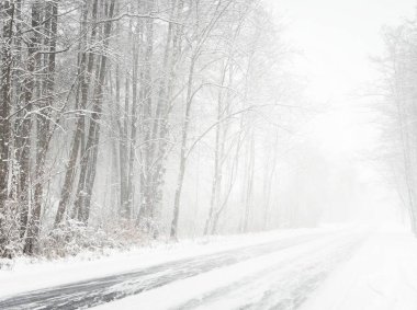 Karlı kış yol kar fırtınası sırasında