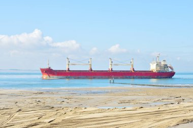 sahilin yanında yelken kargo gemisi 