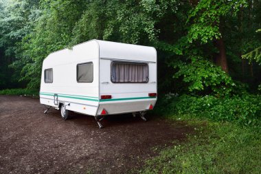 Bir orman yolu karavan römork