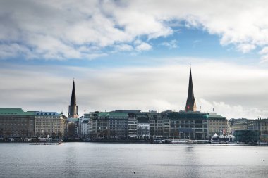 Hamburg Alster Gölü üzerinden panoramik