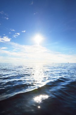 Çok uzak bir gemi ve yat ile deniz manzarası 