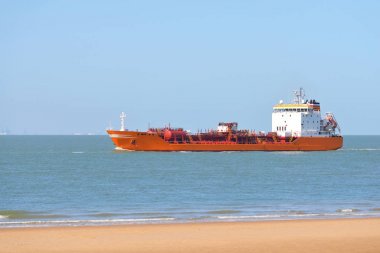 Kargo tanker gemisi yanındaki sahil yelken