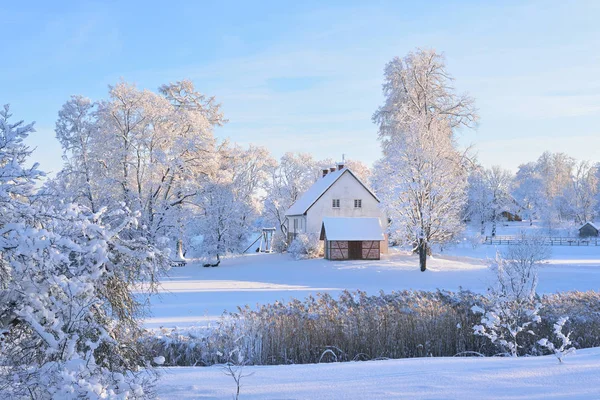 Winterlandschaft mit ländlichen Hütten — Stockfoto