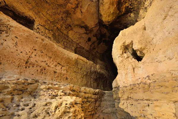 Sandsteinhöhle in etretat-Klippen — Stockfoto