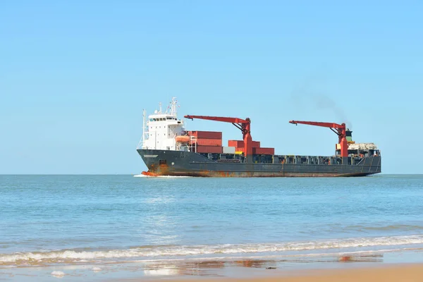 Sailig statek Cargo na wybrzeżu — Zdjęcie stockowe