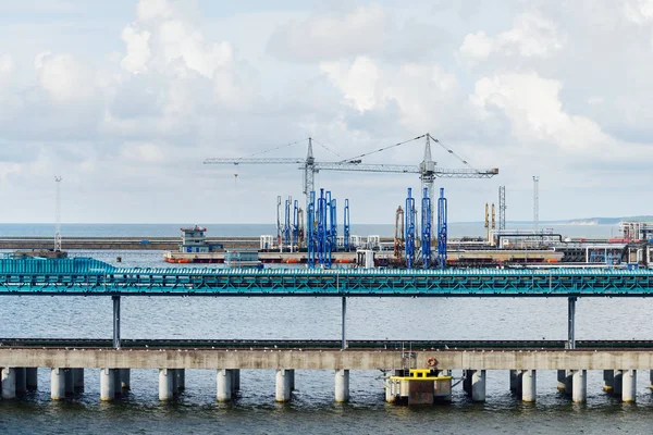 Jeřábů přístavu v Ventspils ropnému terminálu — Stock fotografie