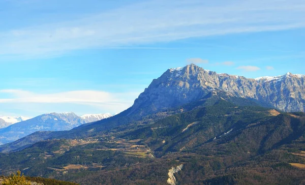 Bergtoppen Alpen en een bergdorp in de buurt van lake — Stockfoto