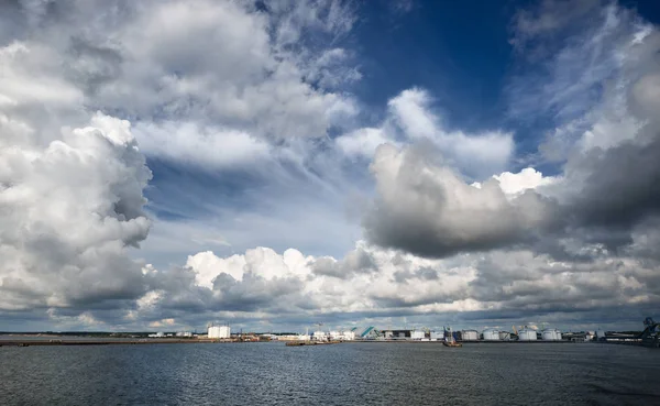 Serbatoi di stoccaggio di un terminale dell'olio Ventspils — Foto Stock