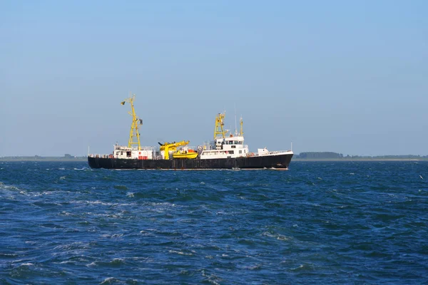 Frachtschiff segelt im Meer — Stockfoto