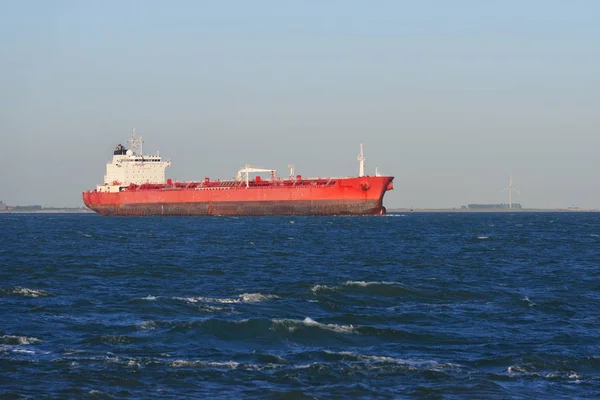 Грузовой танкер, плывущий в море — стоковое фото