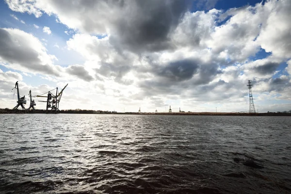 Uitzicht op haven kranen en elektriciteitsleiding — Stockfoto