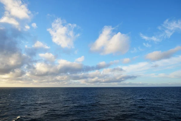 Baltık Denizi güzel günbatımı bulutlar ile