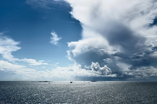 与船的波罗地海的海景 — 图库照片