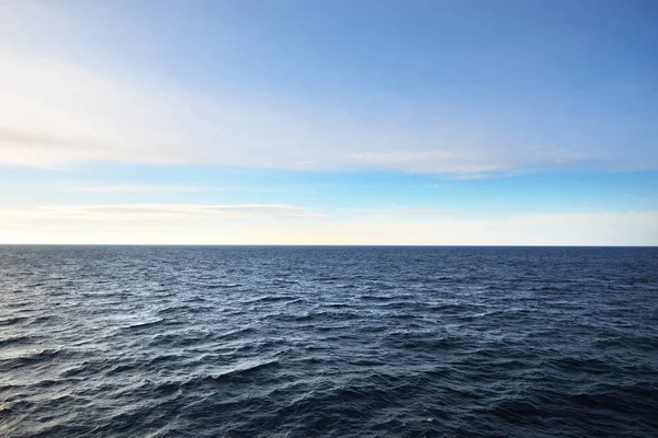 Güneşin doğuşunu, Baltık Denizi'nin güzel deniz manzarası