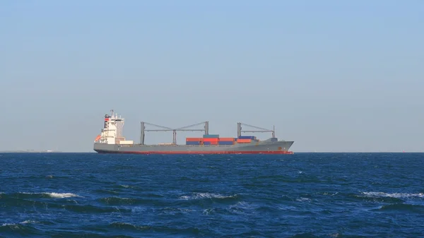 Navios porta-contentores que navegam do porto — Fotografia de Stock