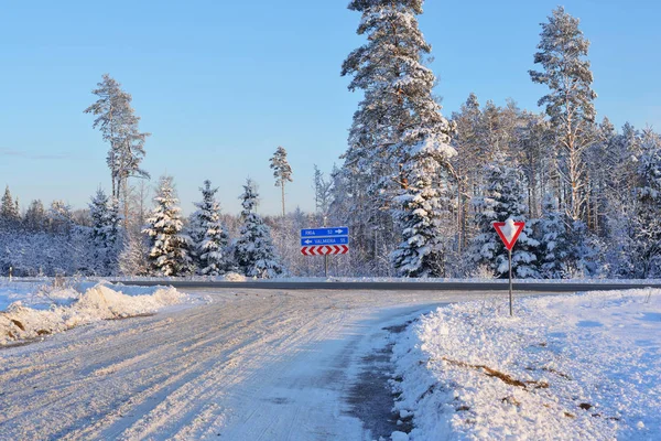 在冬天的高速公路路标 — 图库照片