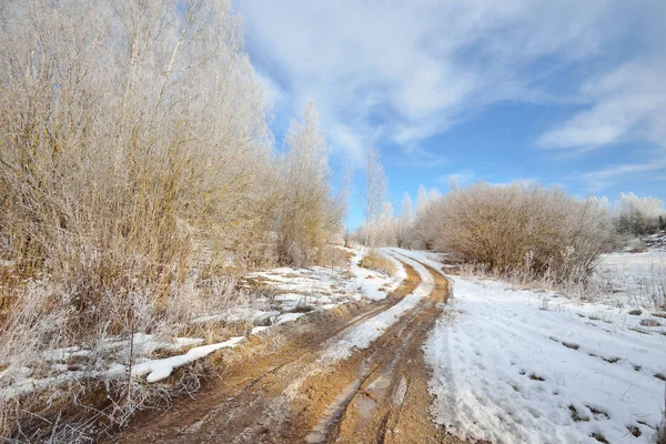 Straße durch verschneite russische Landschaft im Winter — Stockfoto