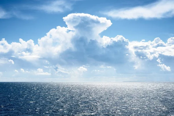 Mare Mar Baltico Con Sagome Delle Navi Molto Distanti Contro — Foto Stock