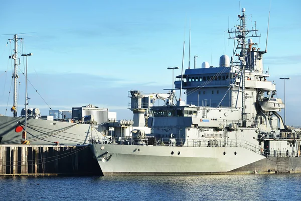 Afgemeerd militaire schepen op een pier in Kiel — Stockfoto