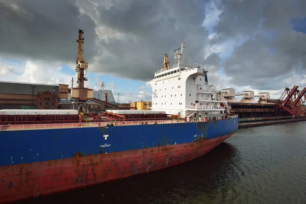 Корабель завантаження вугілля в порту Вентспілс — стокове фото