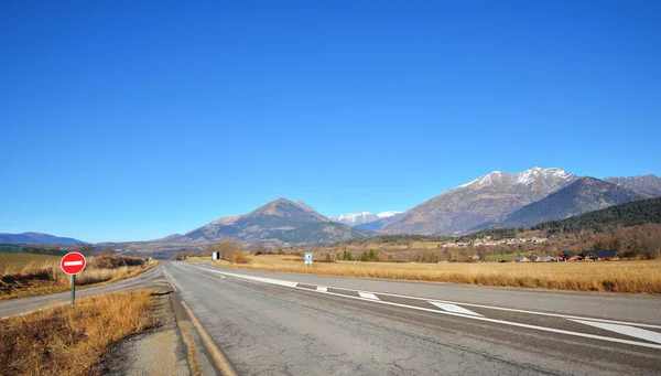 Un camino de asfalto en Francia Alpes — Foto de Stock