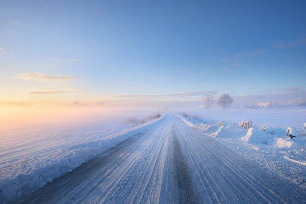 Mlha nad dálnici zasněžených během západ slunce v zimě — Stock fotografie