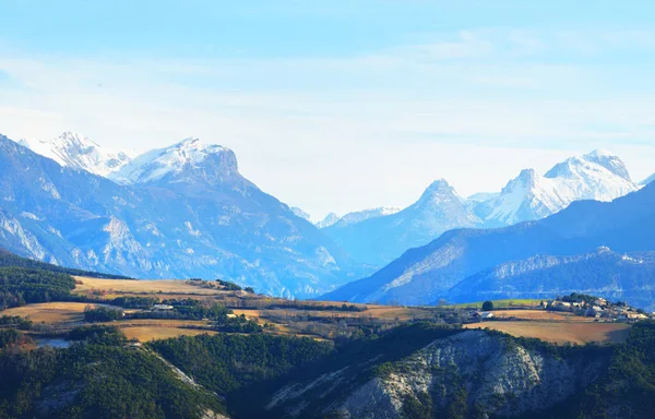 Alpler mountaintops ve lake yakınlarında bir dağ köyü