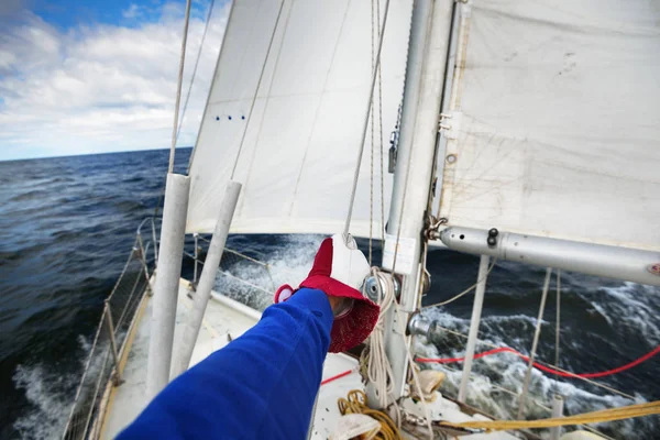 Vista Yate Fuerte Viento Con Una Mano Marineros Sosteniendo Cable — Foto de Stock