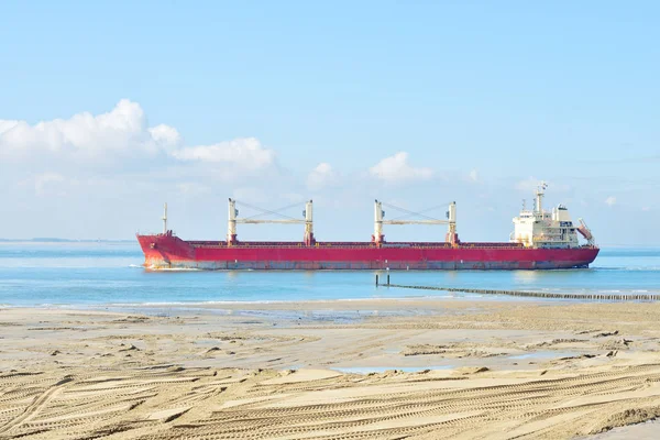 sahilin yanında yelken kargo gemisi 