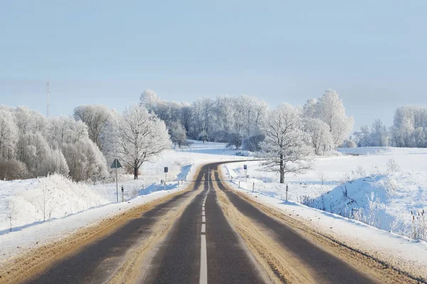 Obszarów wiejskich zima autostrady na słoneczny dzień — Zdjęcie stockowe