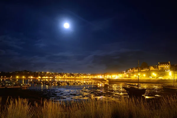 Vista di mezzanotte del porto di Camaret sur mer in Francia — Foto Stock