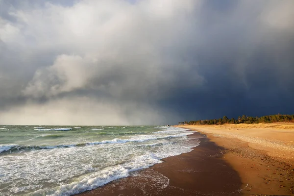 Прибалтийский пляж во время шторма — стоковое фото