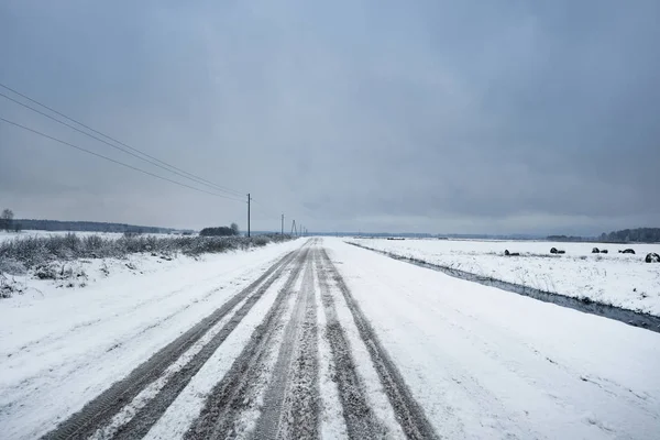 雪の降る冬の日に田舎道 — ストック写真