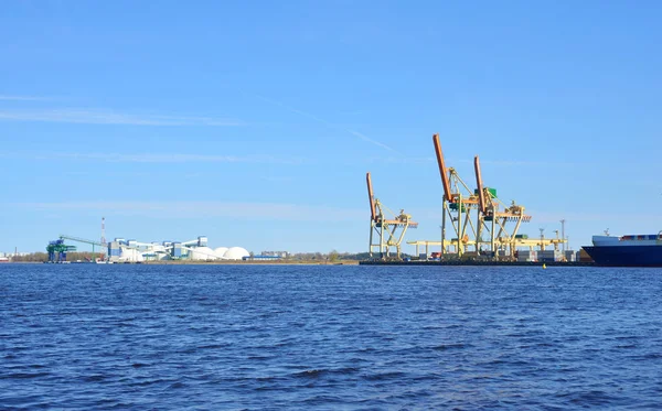 Kräne über der Wasseroberfläche im Hafen von Riga — Stockfoto