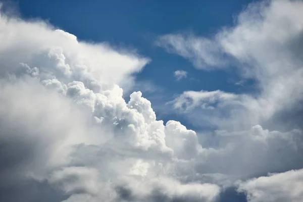 Κλασικό Cloudscape Μπλε Του Ουρανού Διακοσμητικά Σύννεφα — Φωτογραφία Αρχείου