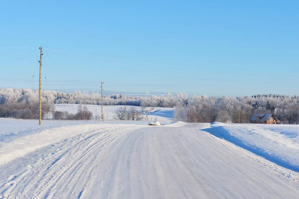 Strada rurale innevata in inverno — Foto Stock