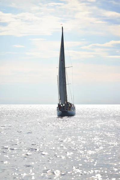 Silhuetten av en yacht som lämnar hamnen i Riga — Stockfoto