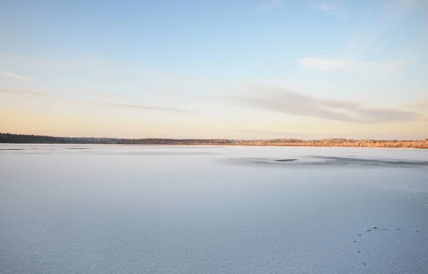 Jezero, čerstvým sněhem — Stock fotografie