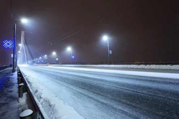 リガ橋の雪に覆われた冬の夜 — ストック写真