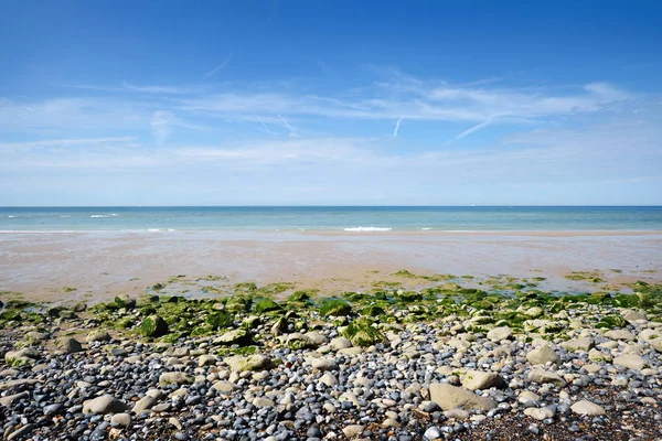 与鸽子海峡上的卵石海滩 — 图库照片